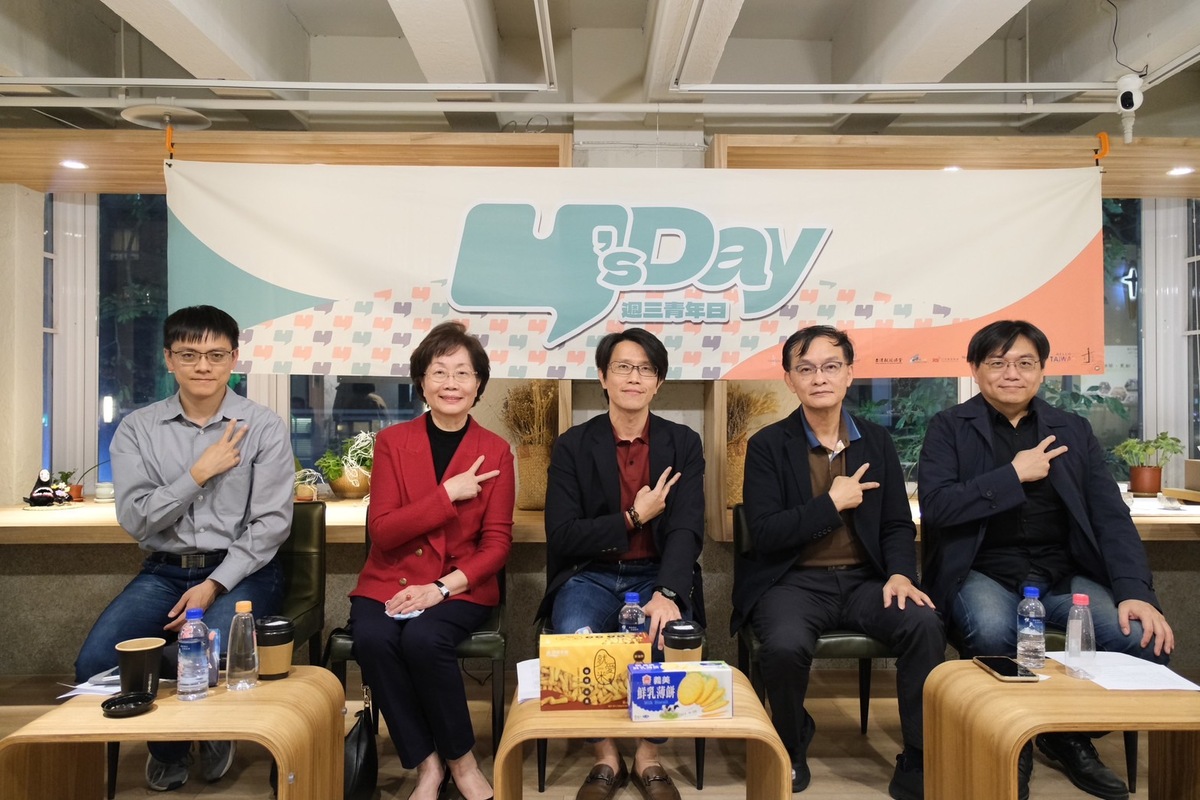 Y’s Day「週三青年日」10日晚上舉辦第48場活動「台灣關係法45週年：展望印太新局下的台美關係」。舞台上由左至右陳方隅、裘兆琳、董思齊、余宗基、周德望。 圖：Y’s Day「週三青年日」提供