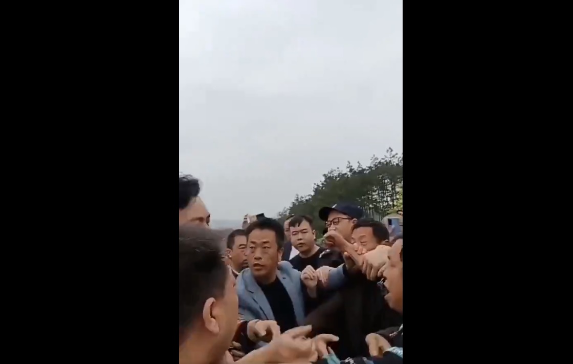 湖南省祁東縣寶蓮洞村的村民因非法採礦導致村民的耕地遭到破壞，與鄉幹部之間發生肢體衝突。 圖：擷取自 @whyyoutouzhele X 帳號分享影片