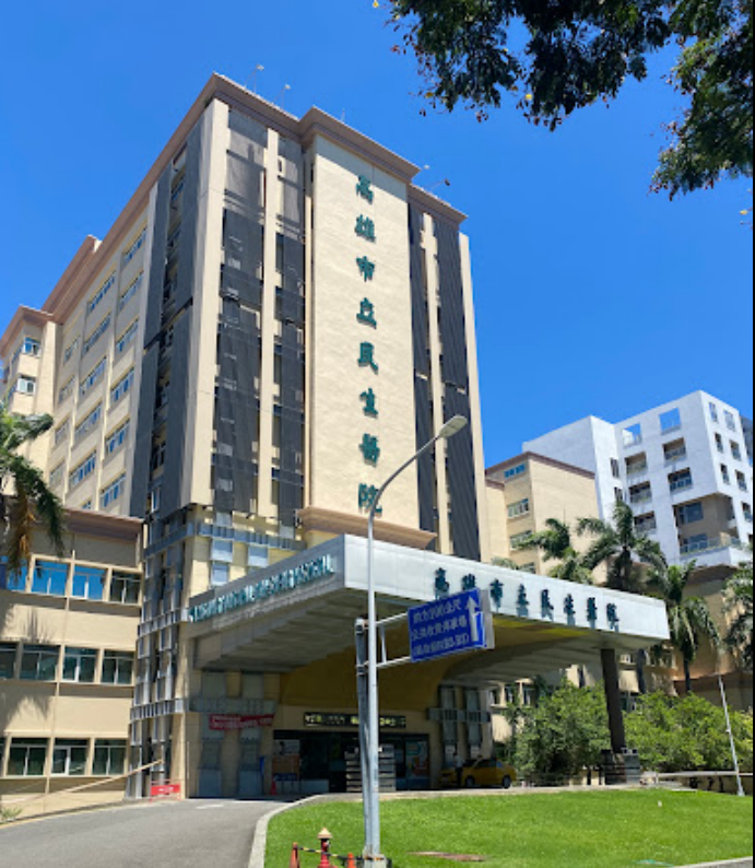 高雄市立民生醫院開錯刀事件引發熱議，衛生局今公布懲處結果，除重罰50萬，5名醫護人員記過外，院長顏家祺也遭免除職務。 圖：翻攝自Google Map