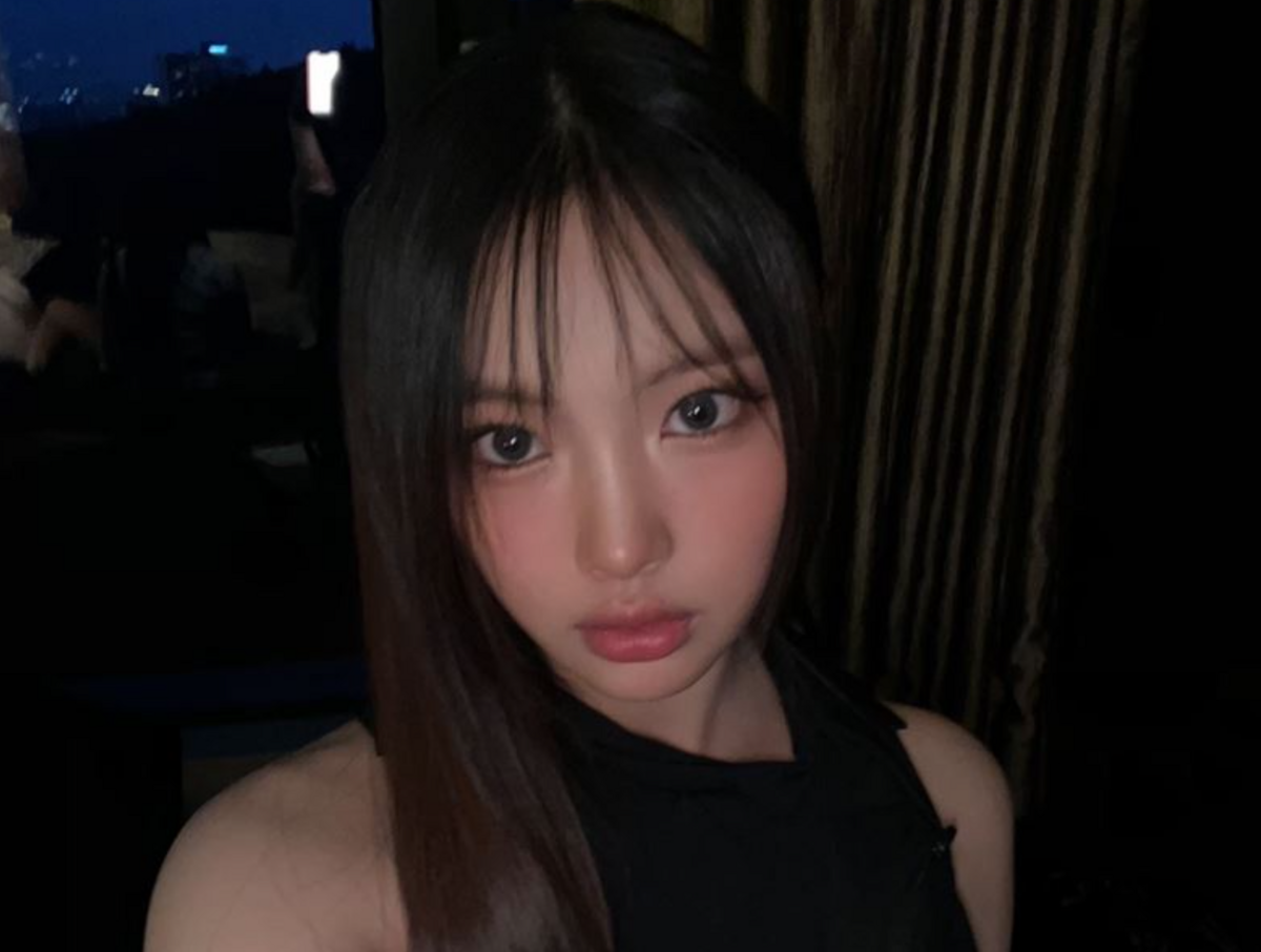 Hyein在練習過程中不甚受傷，腳背輕微骨折。 圖：翻攝自NewJeans X