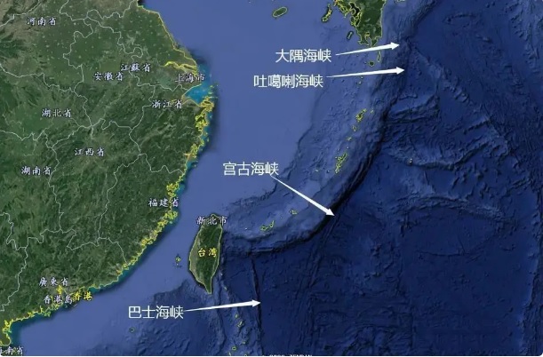 第一島鏈的宮古海峽、大隅海峽、吐噶喇海峽都被日本自衛隊部署了導彈聯隊，而巴士海峽也被美國部署在菲律賓的士兵、武器防守著，中國無法輕鬆跨越第一島鏈封鎖台灣。 圖：翻攝自 鋒芒 FM