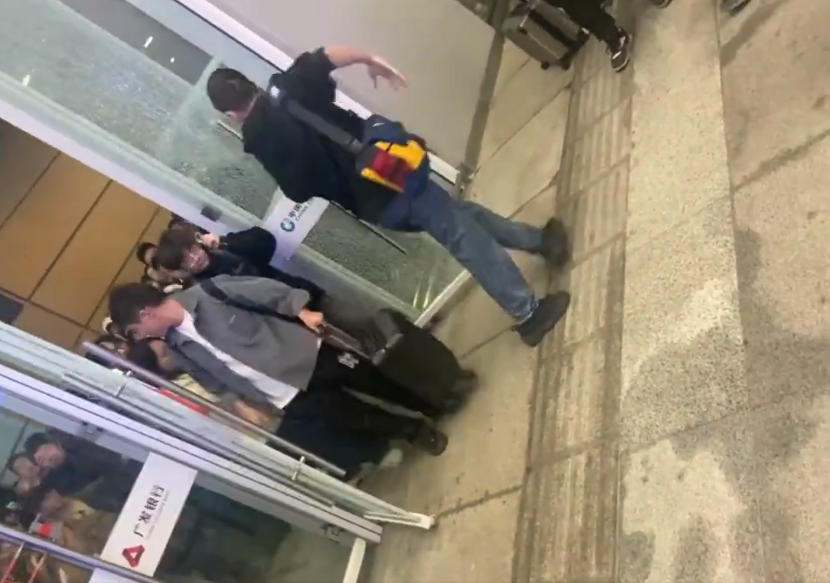 浙江杭州南站因多輛列車同時到站，導致大批旅客在出站時發生擁堵，現場有人砸門逃生。 圖：翻攝自李老師不是你老師 X（前推特）帳號