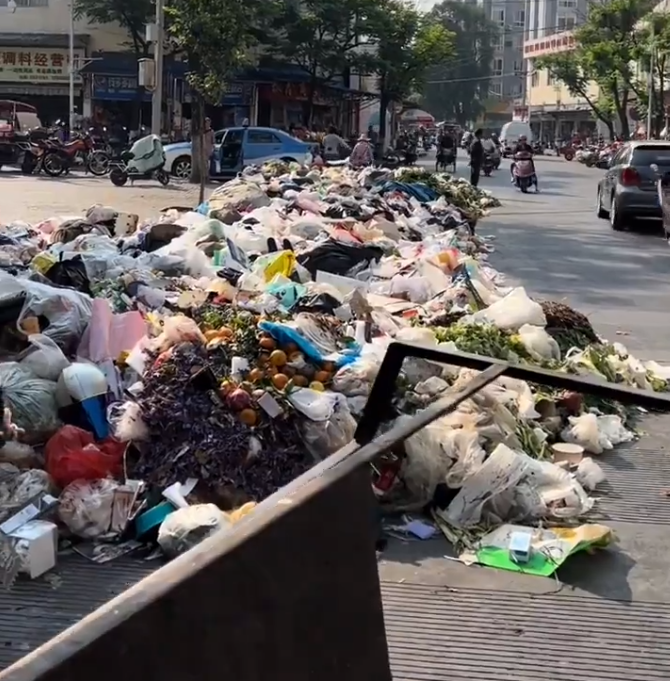 雲南玉溪紅塔一垃圾站前堆滿垃圾無人清理。 圖：翻攝自李老師不是你老師 X（前推特）帳號