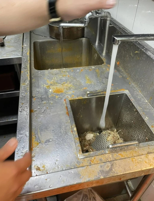 王品集團於今(11)日發表聲明，對於初瓦和嚮辣捷運西門店於4月2日至6日之間，疑似因諾羅病毒發生的食安事件，深表歉意。 圖：台北衛生局／ 提供