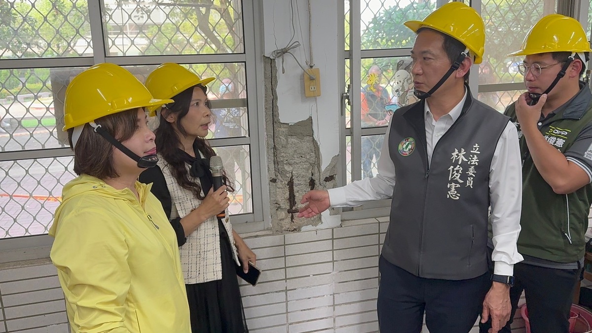 林俊憲會同相關部會趕往因震災受損的月津國小，全力爭取重建經費，協助校方完成重建修復工作。 圖：林俊憲服務處提供