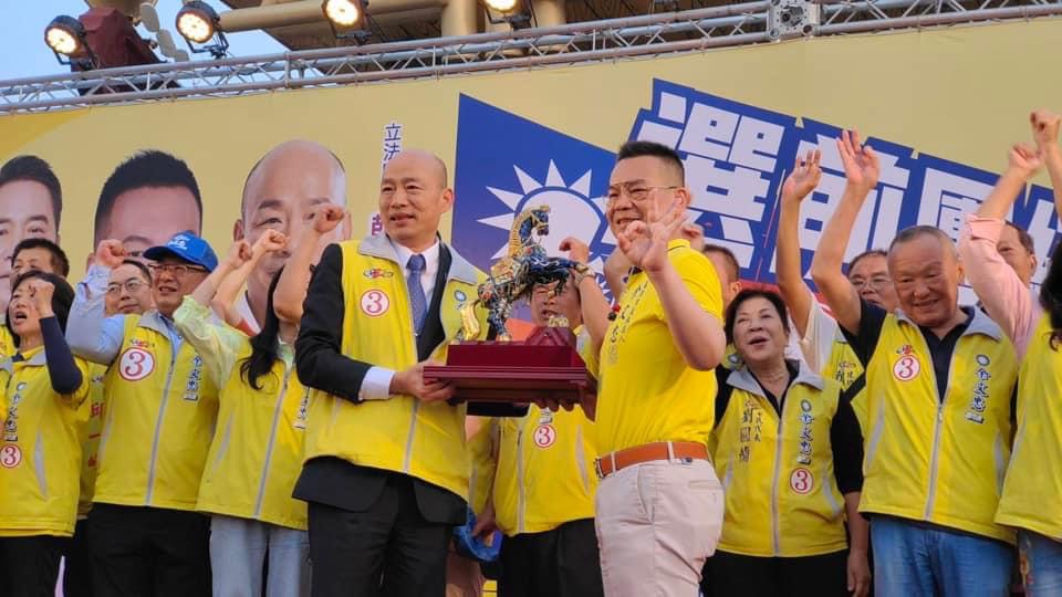 雲林縣虎尾鎮長補選，無黨籍候選人林嘉弘自行宣布當選。圖為立法院長韓國瑜前往苗栗幫國民黨提名余文忠輔選。 圖：余文忠／提供