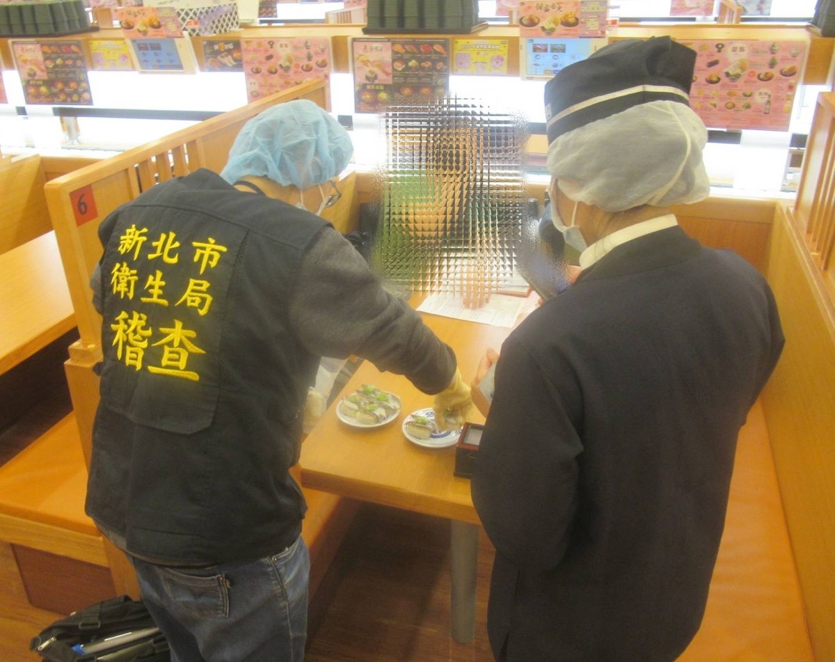 衛生局稽查藏壽司新店威秀裕隆店。 圖：新北市衛生局/提供