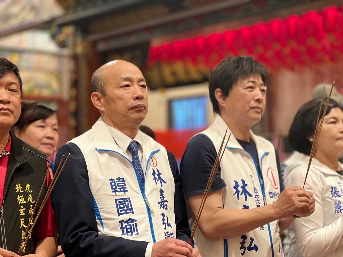 雲林縣虎尾鎮長補選，無黨籍候選人林嘉弘自行宣布當選。立法院長韓國瑜陪同國民黨虎尾鎮長候選人林嘉弘一起參拜廟宇。 圖：翻攝自林嘉弘臉書