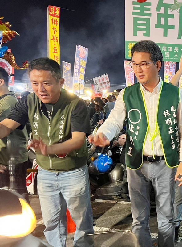 民進黨立委劉建國陪同民進黨虎尾鎮長候選人林明正掃街。 圖：林明正臉書