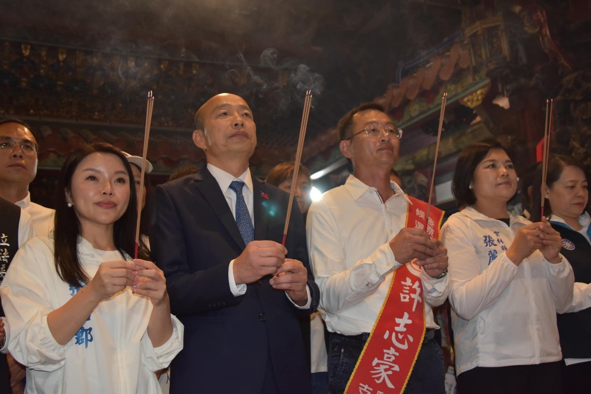 立法院長韓國瑜陪同國民黨麥寮鄉長候選人許志豪一起參拜廟宇。 圖：許志豪臉書