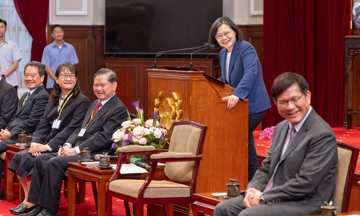 蔡英文接見「2023第十九屆國際傑出發明家獎」得獎人，林佳龍陪同。 圖：總統府提供