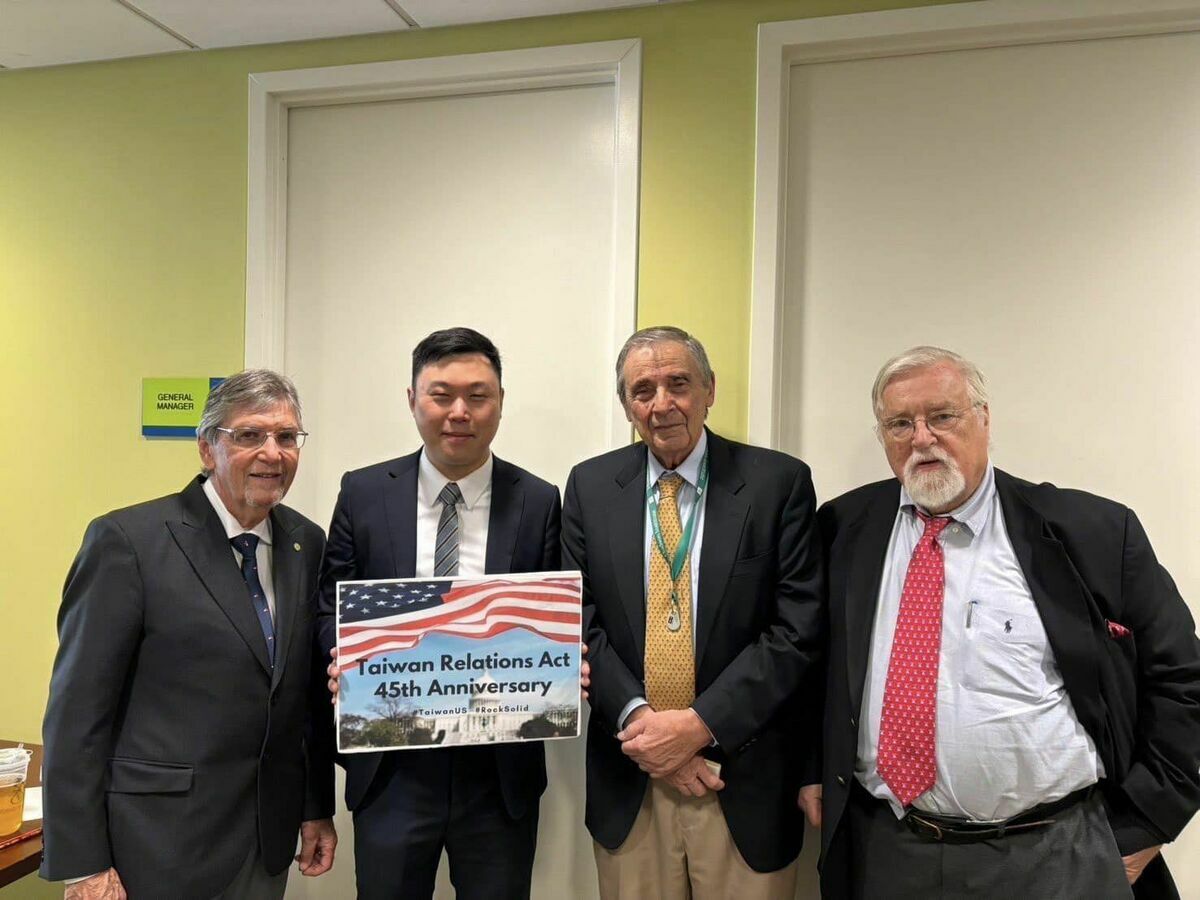 李問出訪華府，並與Mike Fonte拜會Jim Przystup、Chris Nelson。 圖：翻攝自民進黨國際部臉書