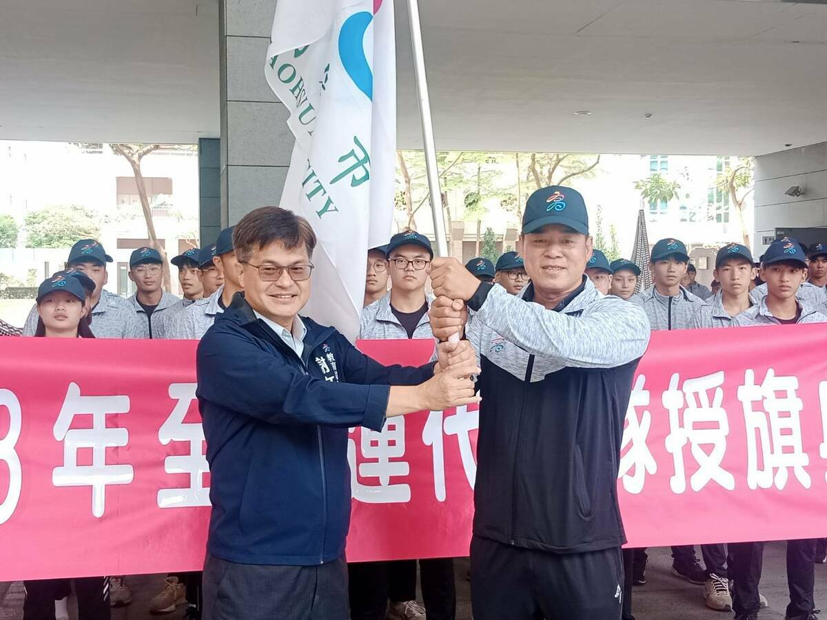 謝文斌(前排左)另有生涯規劃請辭高市教育局長。 圖：孫家銘攝（資料照）