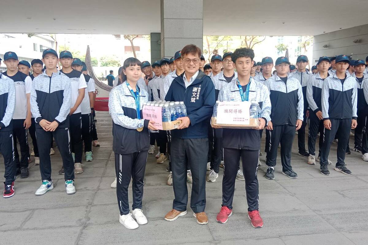 謝文斌(前排中)頒營養補給品給高雄市全中運代表隊。 圖：孫家銘攝