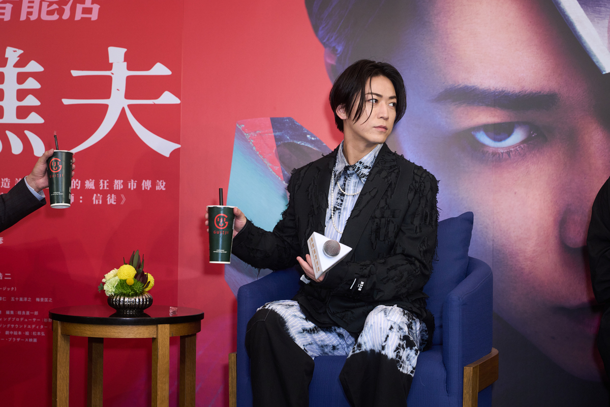 《怪物樵夫》龜梨和也品嘗珍奶。 圖：網銀國際影視／提供