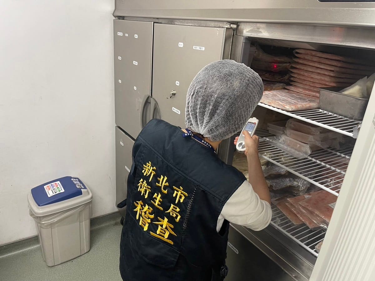 重症醫黃軒在臉書上分析大品牌發生食安問題的原因，其中一項即為「食材保存」，知名毒理專家招名威在日前接受本刊訪問時也對此表示同感（圖為衛生局稽查藏壽司三重捷運路店） 圖：新北市衛生局/提供