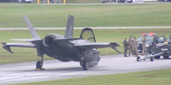 2024年4月11日，美軍F-22「猛禽」(Raptor)戰鬥機在日本沖繩嘉手納基地發生意外，前起落架故障，致使飛機機頭著地。 圖：翻攝陸網/環球網