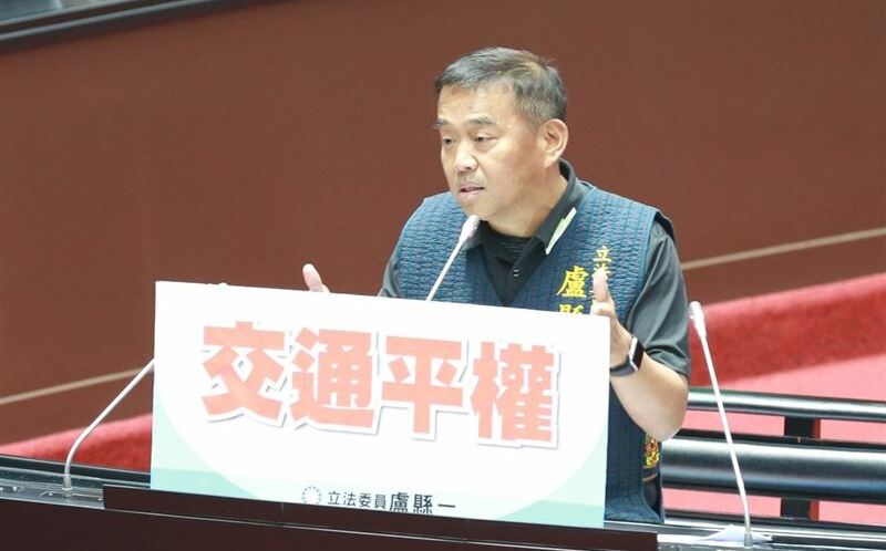 藍委盧縣一人在中國參與立院表決?黃暐瀚：別再代插卡 不可代投票