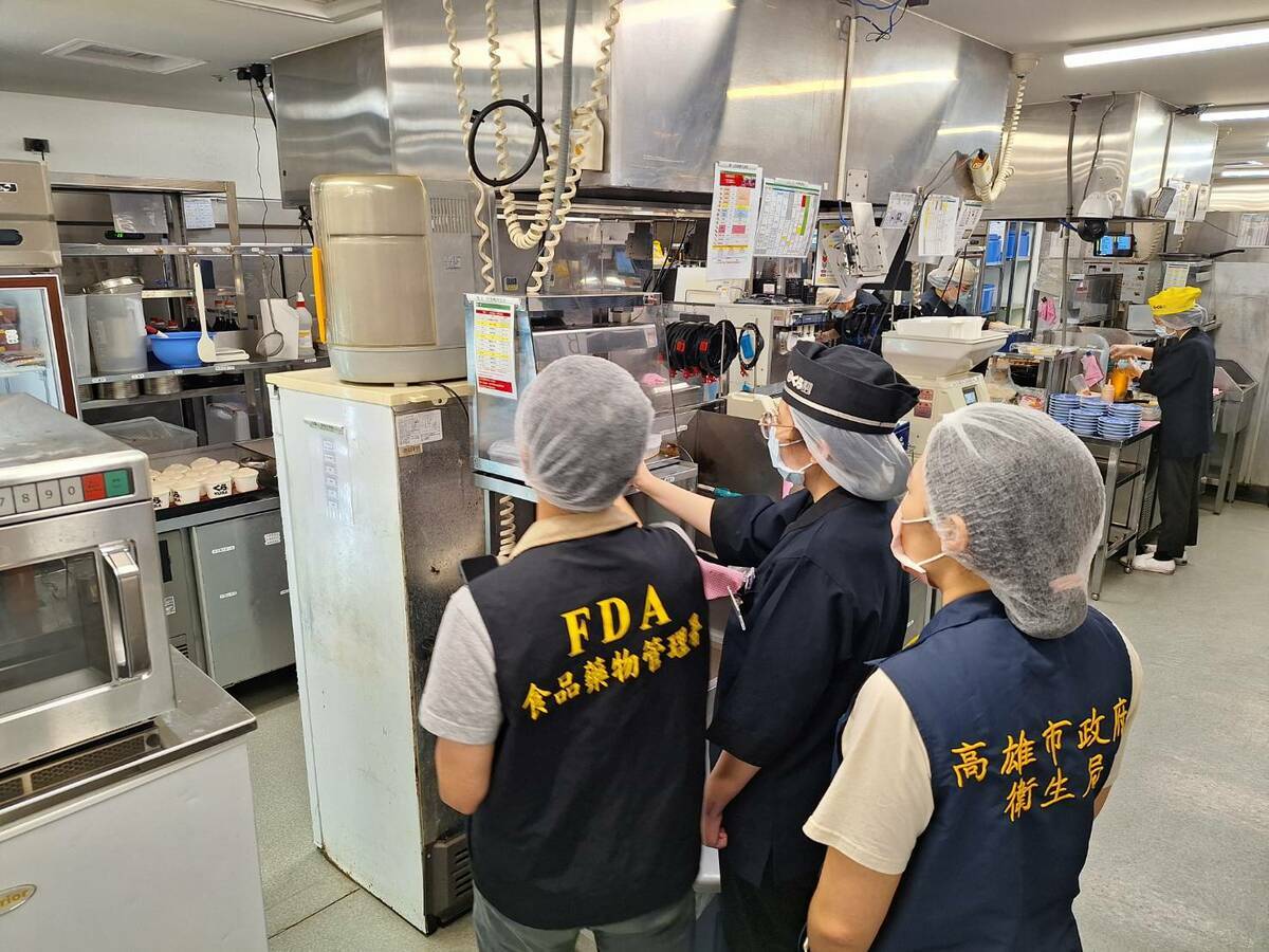 高市衛生局會同衛福部食藥署稽查藏壽司巨蛋店。 圖：高雄市衛生局/提供