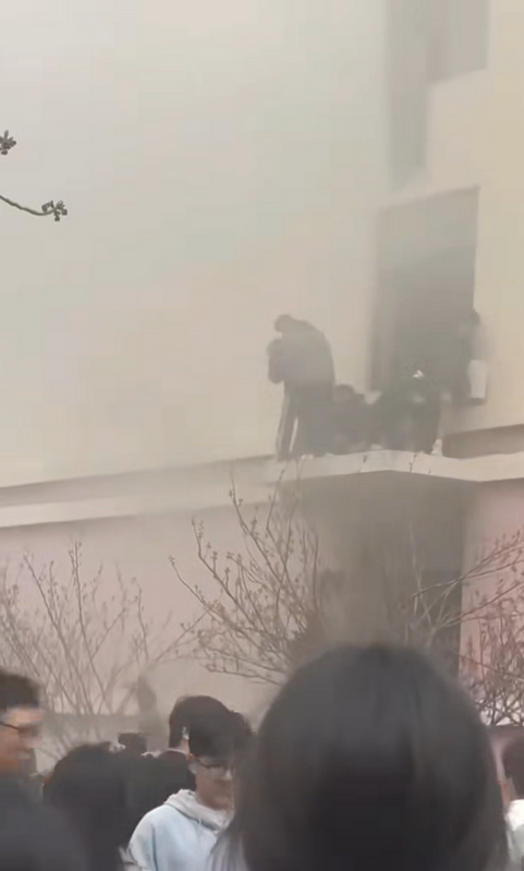 中國青島黃海學院男生宿舍近期發生火災，學生慌忙逃生。 圖：翻攝自李老師不是你老師 X（前推特）帳號