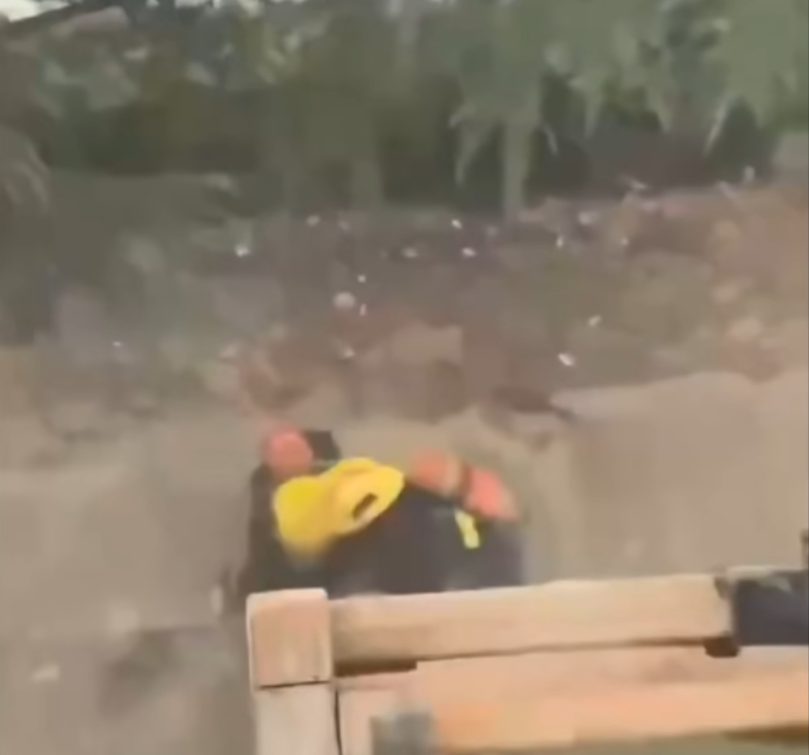中國青島黃海學院男生宿舍近期發生火災，消防隊趕緊架梯子營救學生。 圖：翻攝自李老師不是你老師 X（前推特）帳號