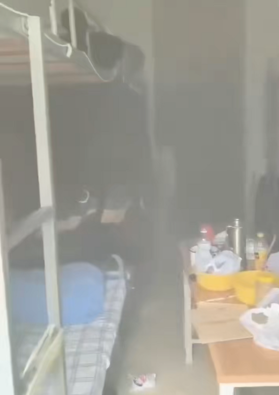 中國青島黃海學院男生宿舍近期發生火災，現場煙霧瀰漫。 圖：翻攝自李老師不是你老師 X（前推特）帳號