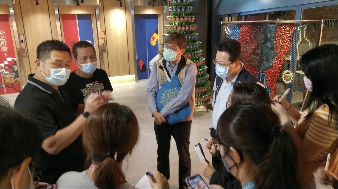 王品集團下的「初瓦台北捷運西門店」、「嚮辣台北捷運西門店」爆食物中毒，合計通報就醫157人。（圖為現場稽查情形） 圖：台北市政府衛生局／提供