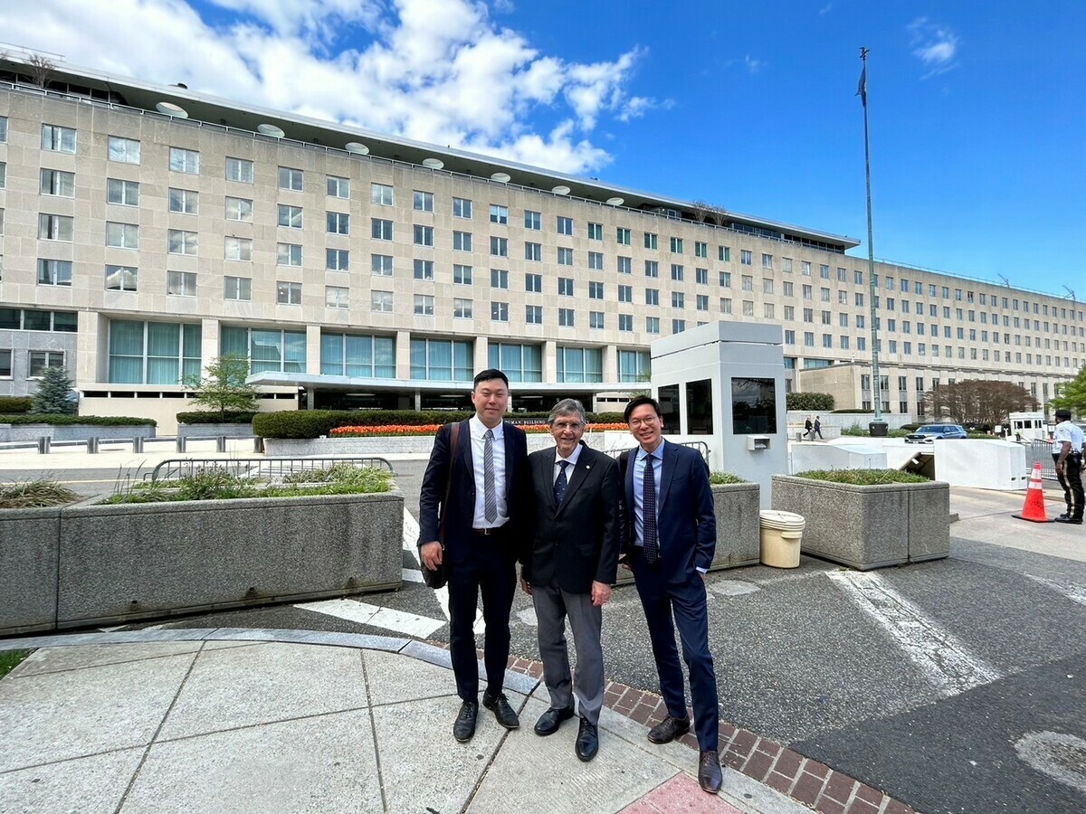李問（左起）與民進黨駐美辦公室主任彭光理、林飛帆前往美國華府訪問。 圖：民進黨/提供
