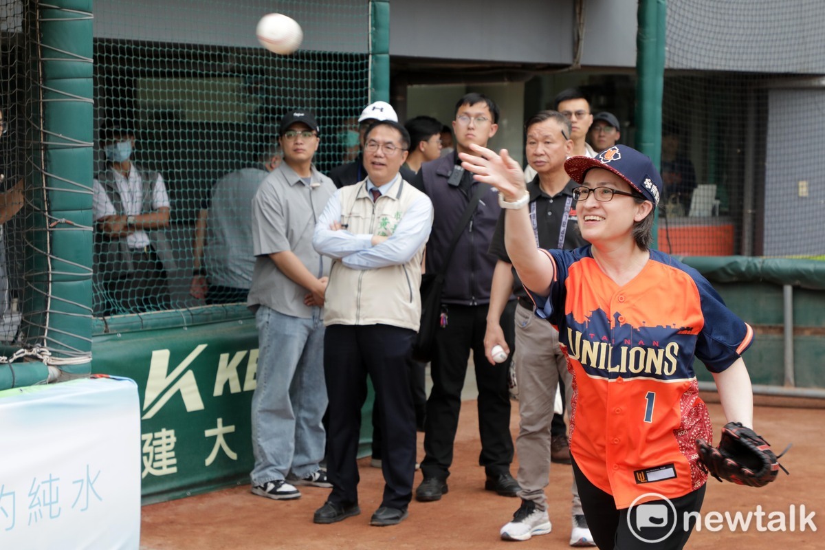 準副總統蕭美琴今日特地南下為統一獅與台鋼雄鷹之戰開球，期待藉由統一獅的超強號召力，讓全國民眾一起參與臺南400精彩活動。 圖：台南市政府／提供