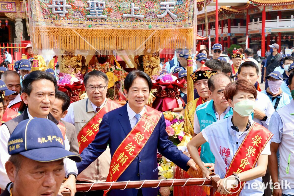 「土城香」昨日首發起鼓，展開為期三天的刈香遶境。今日「貳日香」遶境範圍為臺江區域，準總統賴清德、臺南市長黃偉哲到場扶轎，陪同鹿耳門媽主帥轎起駕。 圖：台南市政府／提供