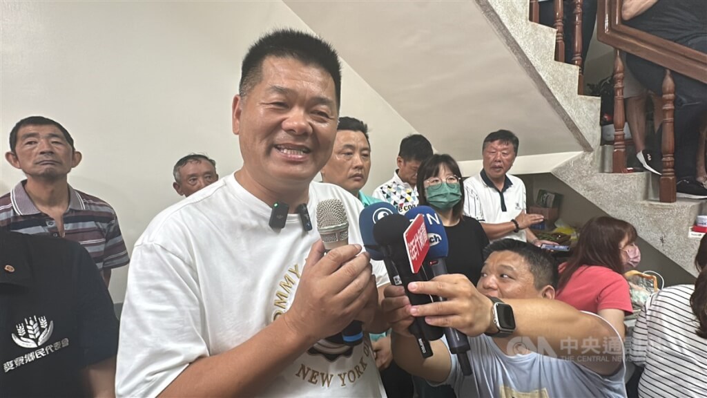 雲林縣麥寮鄉長補選13日晚間結果底定，無黨籍候選人許忠富（前中）以9047票擊敗競爭對手，順利當選。 圖：中央社提供