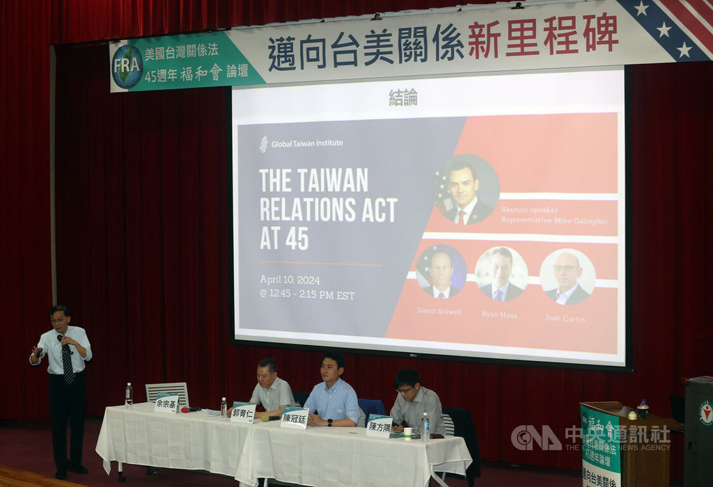 福和會13日在台北舉辦「美國台灣關係法45週年—邁向台美關係新里程碑」論壇，民進黨立委陳冠廷（右2）、國策研究院副院長郭育仁（右3）及前國防大學政戰學院長余宗基（左）在下午議程中，談及近年美國多項友台法案與美台發展共同防衛等。 圖：中央社提供
