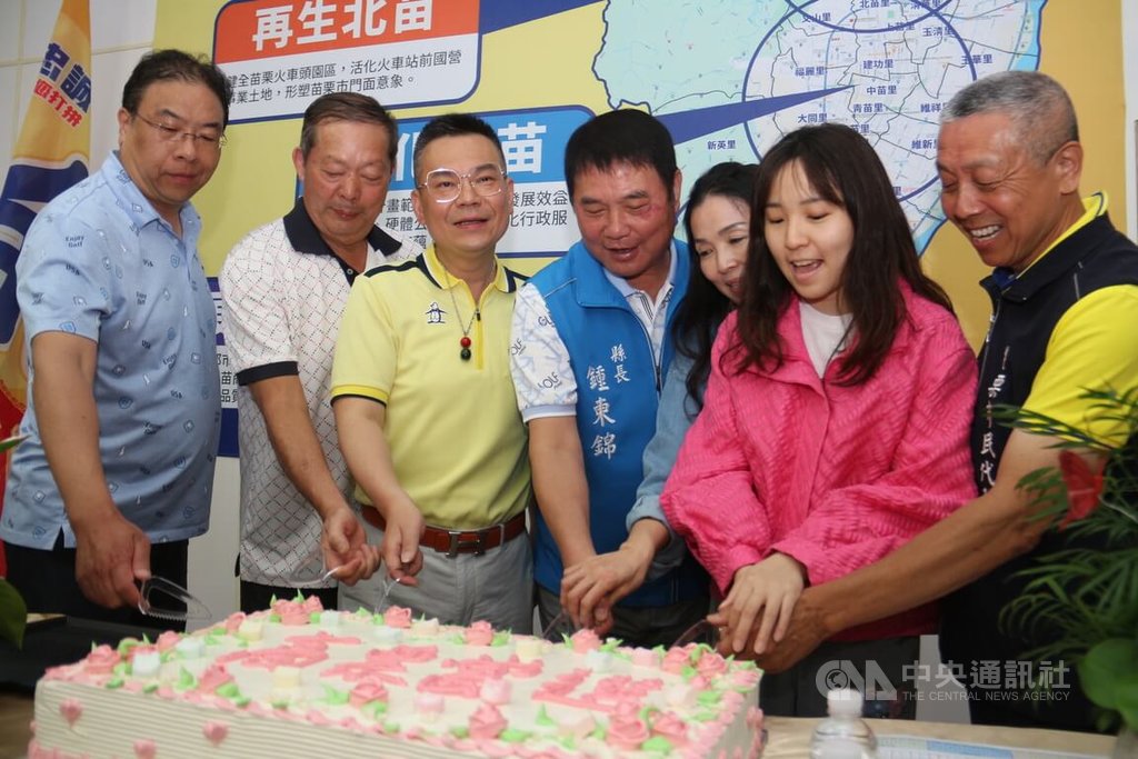 第12屆苗栗市長補選13日投開票，國民黨候選人余文忠（左3）以1萬2950票當選，苗栗縣長鍾東錦（左4）等人前往祝賀，與苗栗市民代表會副主席王封台（右）等人一起切蛋糕慶祝。 圖：中央社提供