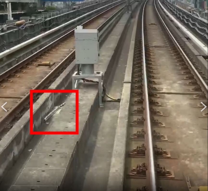 C型鋼掉落機捷軌道，造成電力接地異常。 圖：桃園市政府/提供