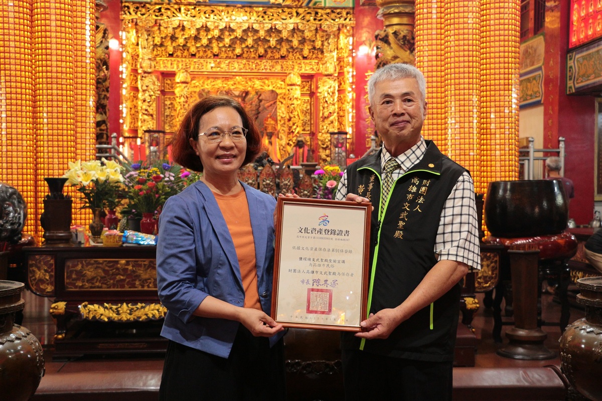 簡美玲(左)頒發黃瑛芳(右)文化資產登錄證書。 圖：高雄市立歷史博物館/提供