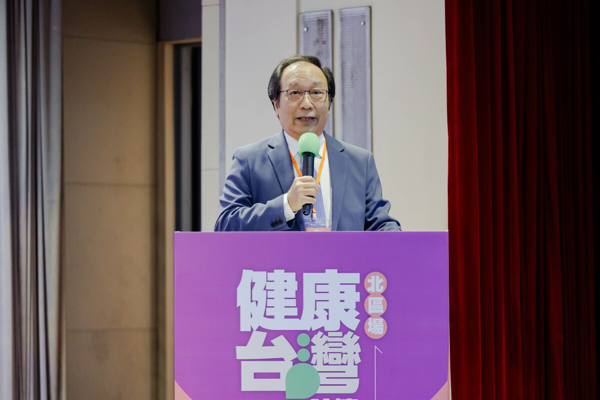健康台灣論壇召集人、前成大醫院院長陳志鴻。 圖：民進黨提供