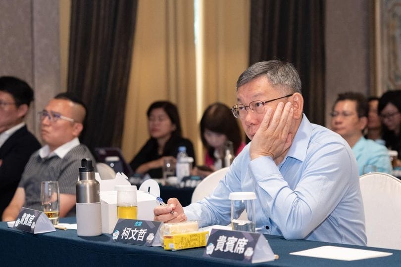 民眾黨於13、14日舉行兩天一夜的黨公職共識營，黨主席柯文哲表示，不少人講到藍白合、6點協議、君悅會談，為民眾黨選情帶來嚴重的打擊，這點他要負最大責任。 圖：翻攝自柯文哲臉書