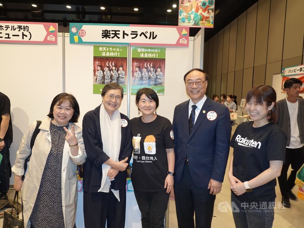 交通部觀光署長周永暉（右2）與台灣觀光協會會長葉菊蘭（左2）繼11日在東京發表「台灣安心旅遊宣言」後，13、14日到東京澀谷為參與台灣觀光活動的業者加油打氣。觀光署東京事務所所長鄭憶萍（左1）表示，2天活動吸引4000多人進場。 圖：中央社提供