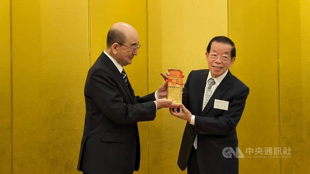 日本團體「一般財團法人台灣協會」14日在東京舉辦年度大會，特別頒發感謝獎座給駐日代表謝長廷（右），獎座上刻有「台日友好，善的循環」文字。 圖：中央社提供