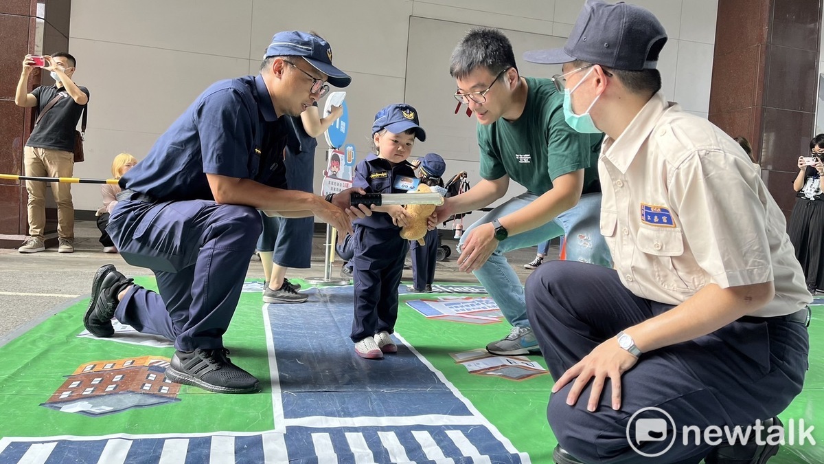 藉著體驗遊戲帶領小朋友們闖關，吸取交通及消防知識。 圖：唐復年/攝