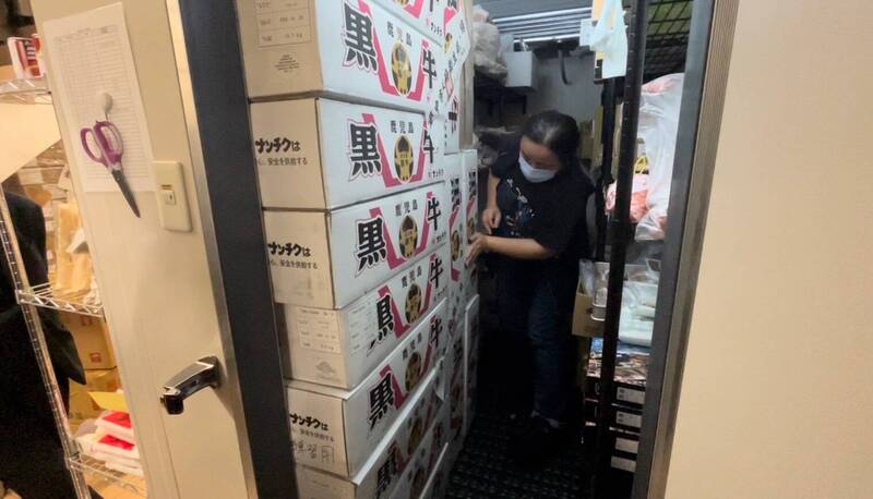 「和牛EMPEROR」遭查獲大量過期食材。 圖：台中市衛生局食安處提供