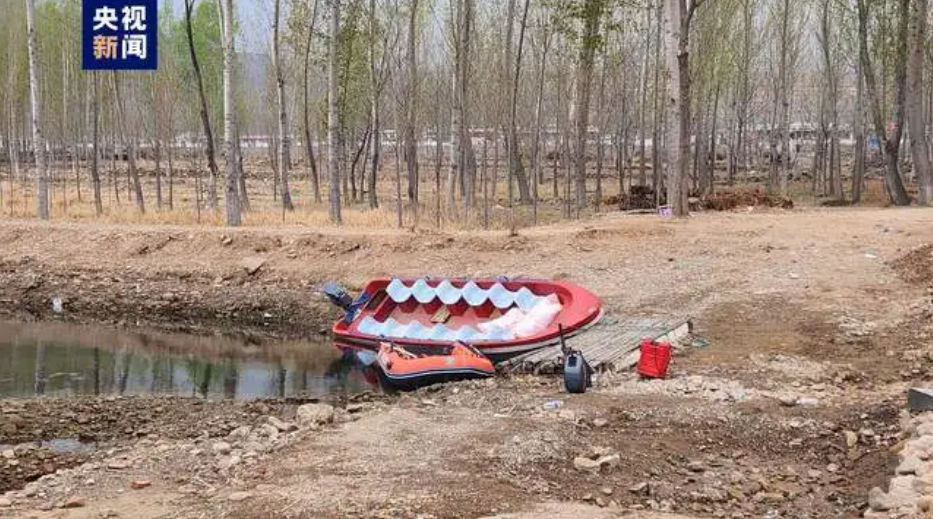 中國秦皇島市盧龍縣劉家營鄉桃林口村，近期發生一起船隻側翻事故。 圖：翻攝自央視新聞
