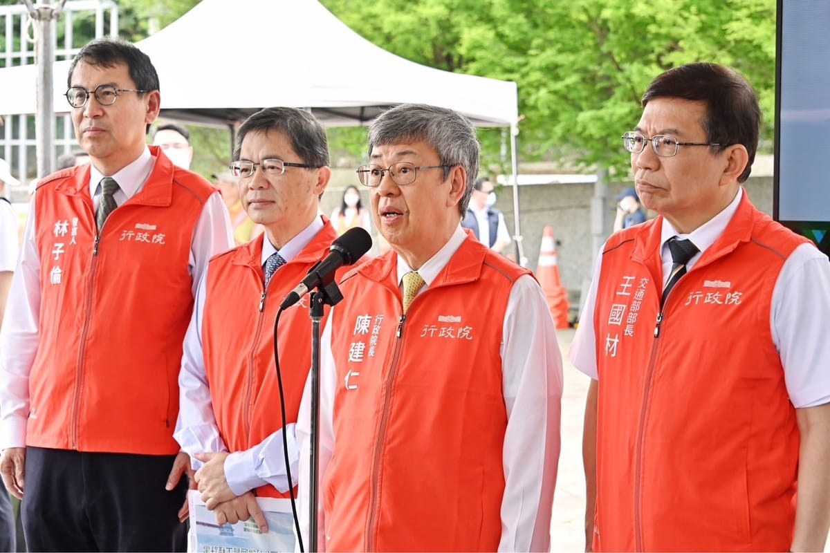 行政院長陳建仁（右2）。 圖：行政院提供（資料照片）