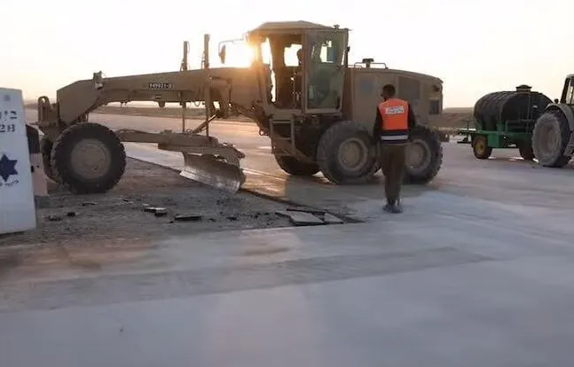 以色列內瓦蒂姆空軍基地跑道受到至少7枚飛彈攻擊，修復工作現場曝光 圖 : 翻攝自影片