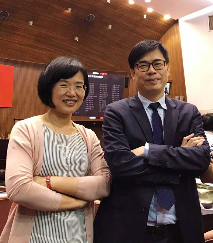 陳其邁PO出與蘇巧慧在立法院的合照力挺。 圖：翻攝自陳其邁臉書