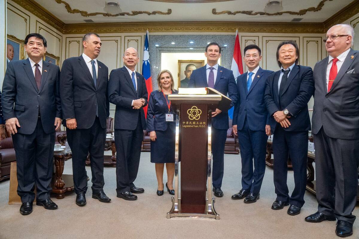 立法院長韓國瑜與巴拉圭歐斐拉參議長（Silvio Adalberto Ovelar Benítez）等人合影。 圖：立法院提供