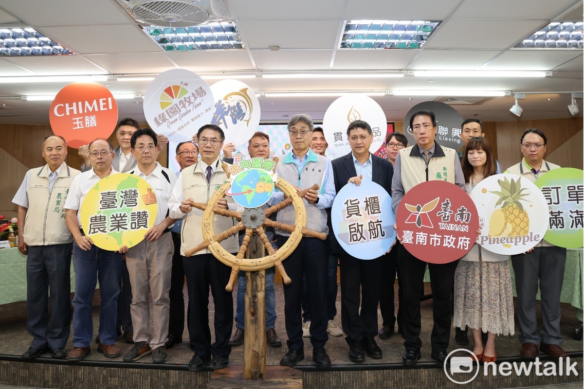 農業部代理部長陳駿季及台南市長黃偉哲連袂出席前進新加坡食品展記者會，宣布台南2貨櫃的新鮮鳳梨、蔬果、農水產加工品正式啟航。 圖：黃博郎／攝
