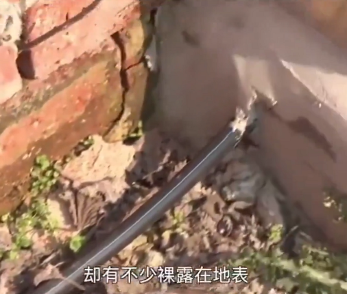 中國安徽含山縣銅閘鎮農村自來水管網建設工程，自來水管網建設工程問題頻傳，有的管道裸露在地表，有的管道用腳一踢就出來，有的管道不能防凍和有效保護。 圖：翻攝自真相傳媒 X（前推特）帳號