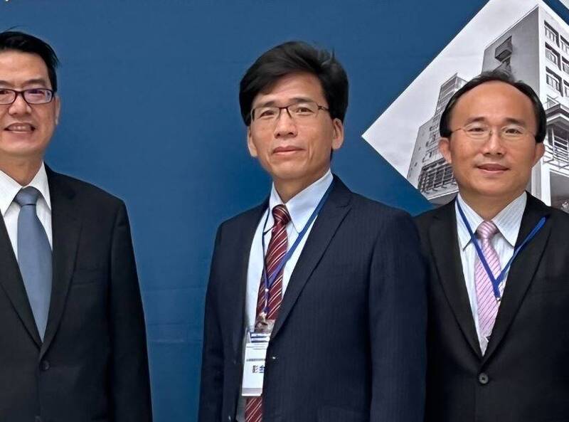 政治大學風險管理與保險學系教授彭金隆（中）內定出任金管會主委。 圖：擷取自台灣風險與保險學會網站