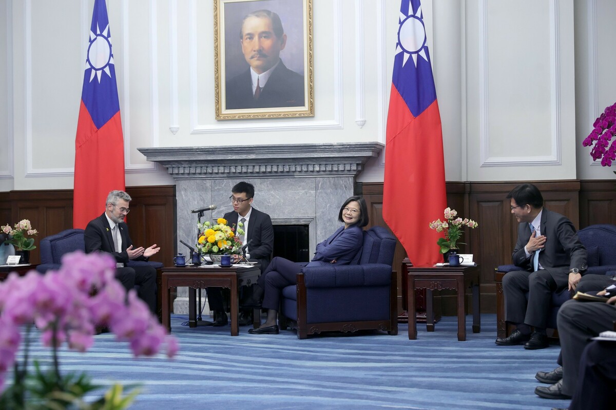 林佳龍陪同蔡英文接見以色列國會議員訪問團。 圖：總統府提供